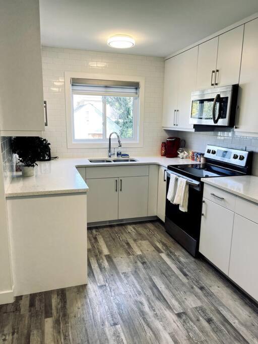 Walking Distance To St Boniface, Easy Parking Villa Winnipeg Eksteriør billede